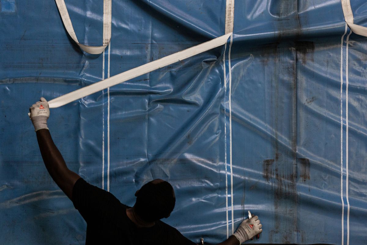 タープを解体する様子