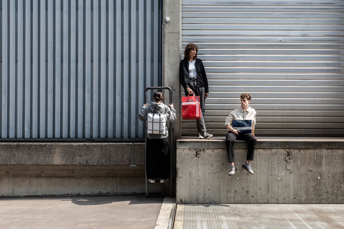 インサイドアウトモデルを手にしたモデルたち