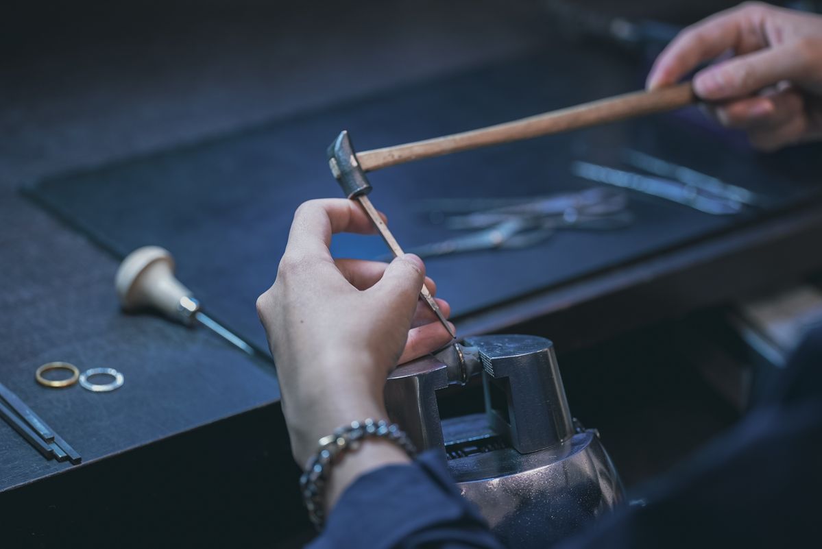 ジュエリーに彫刻を施す様子