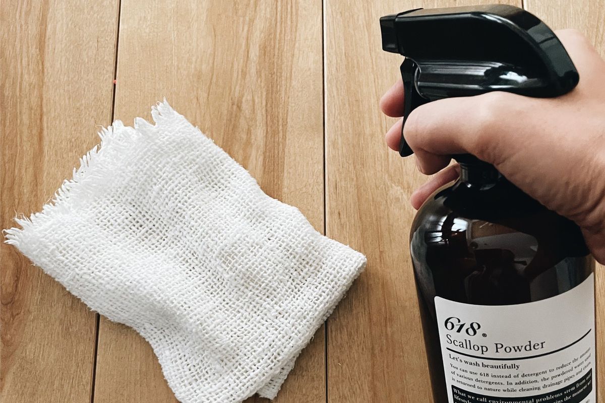 エコな掃除アイテム「ホタテパウダー」をスプレーにした拭き掃除の様子