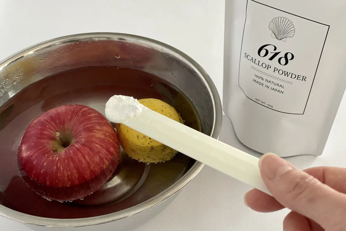 エコな掃除アイテム「ホタテパウダー」で野菜を洗浄する様子