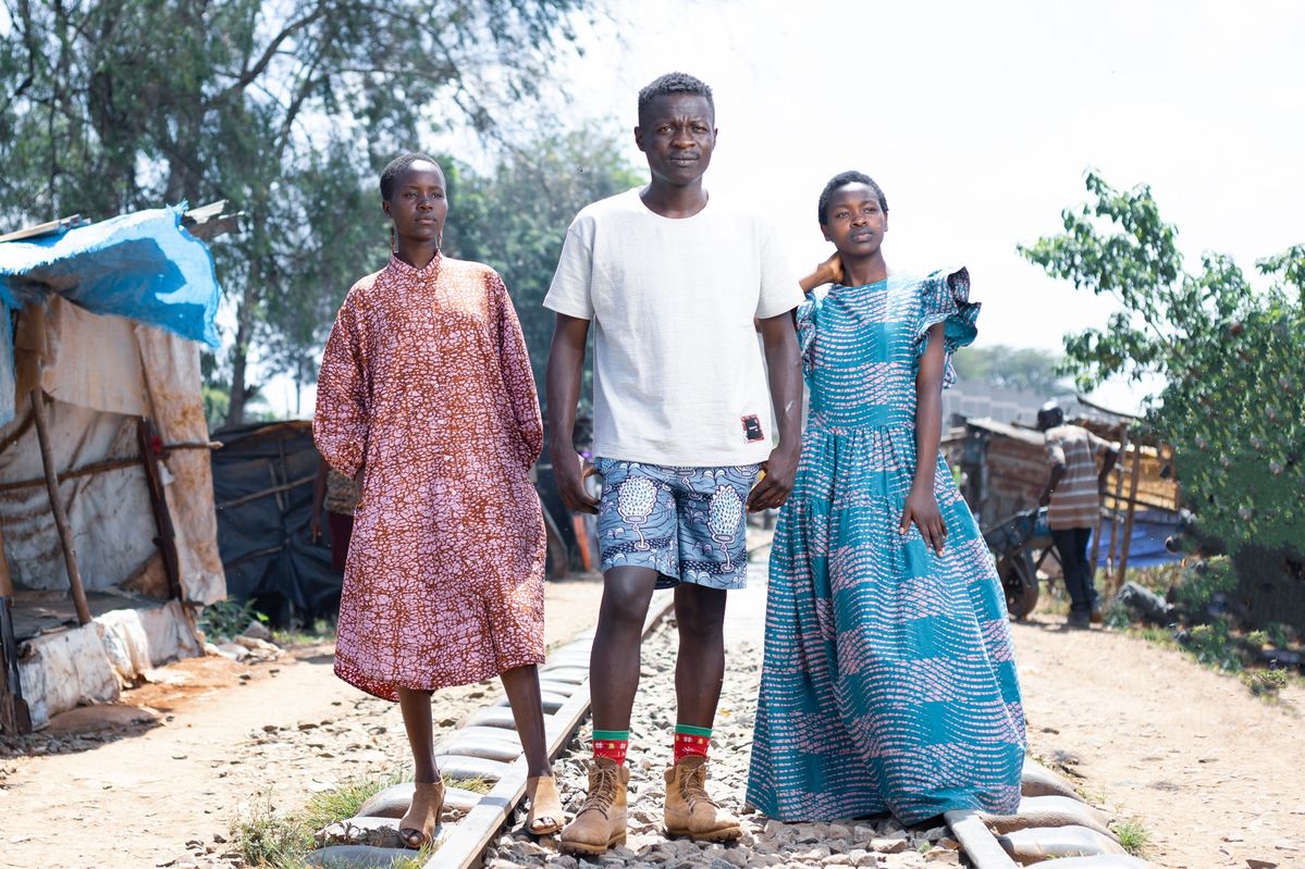 SHIFT 80の服を着たモデル