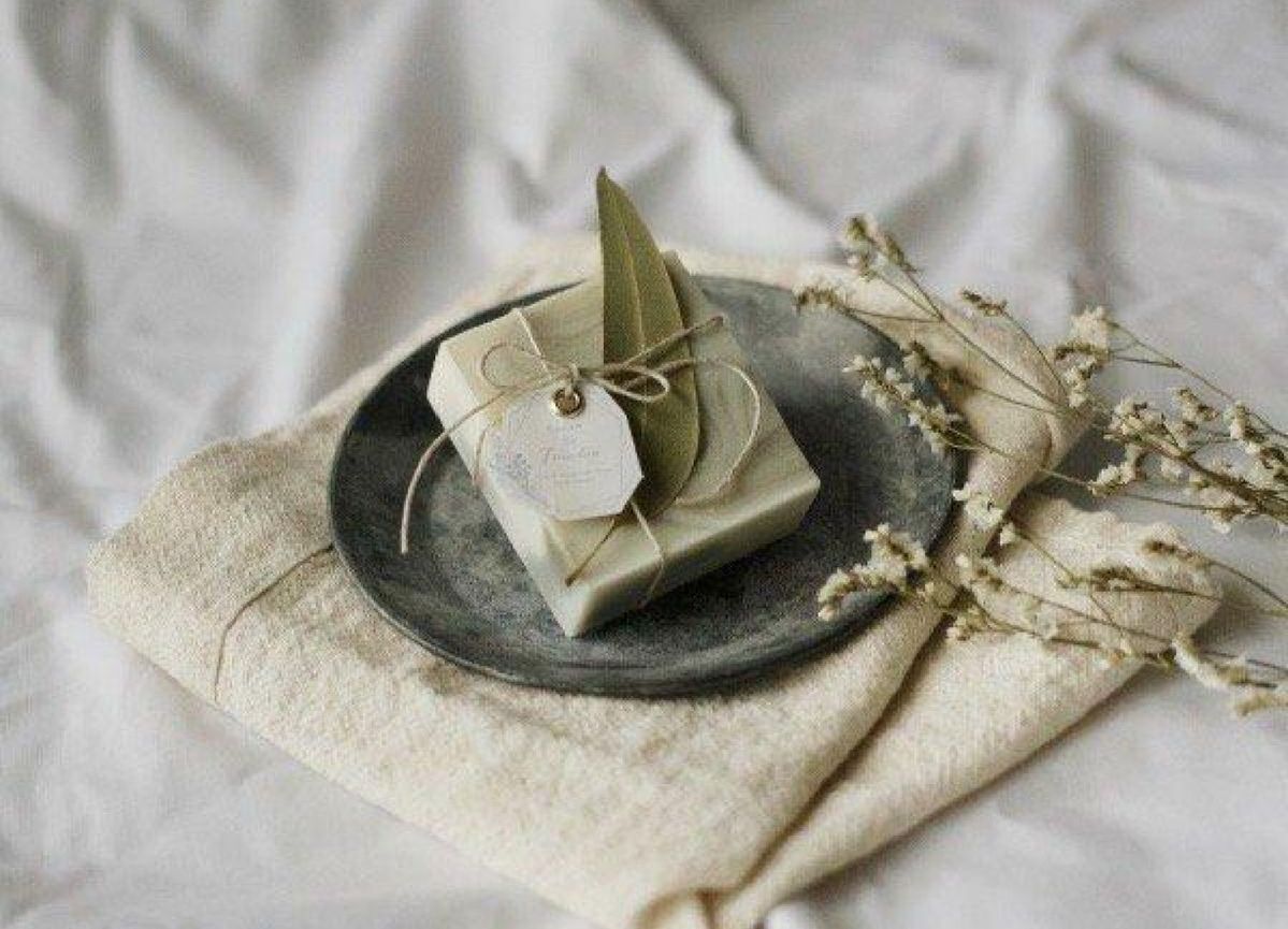 環境にやさしい食器用洗剤「atelier franchea」の石けんがトレイに乗った様子