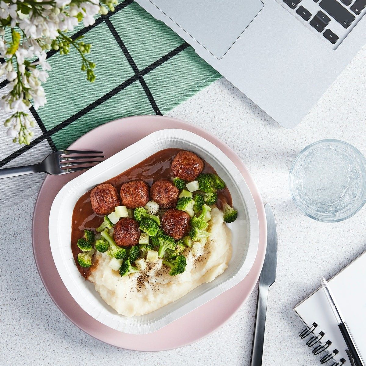 食卓の上のLÄTTLAGAT