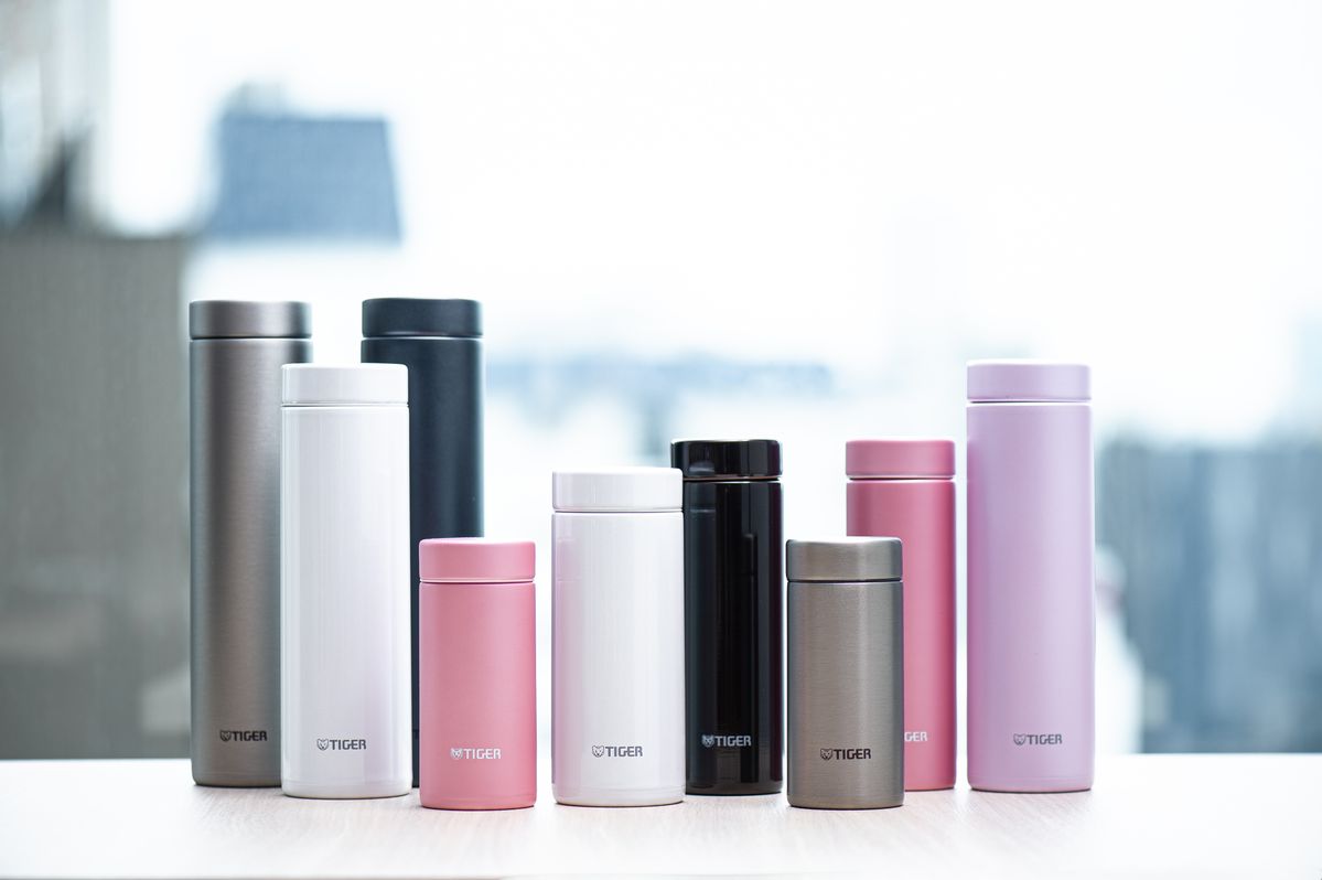 並べられたさまざまなタイガーの水筒