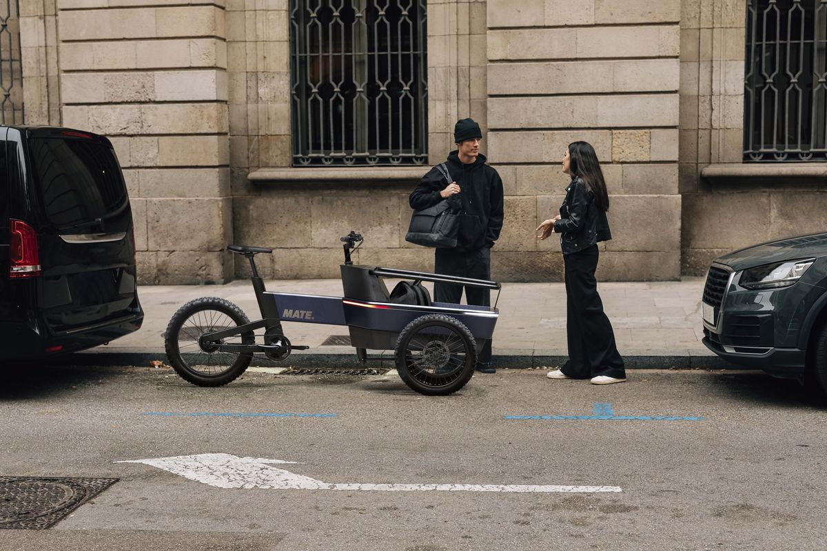 街に停められたe-CARGO BIKE〈MATE SUV〉