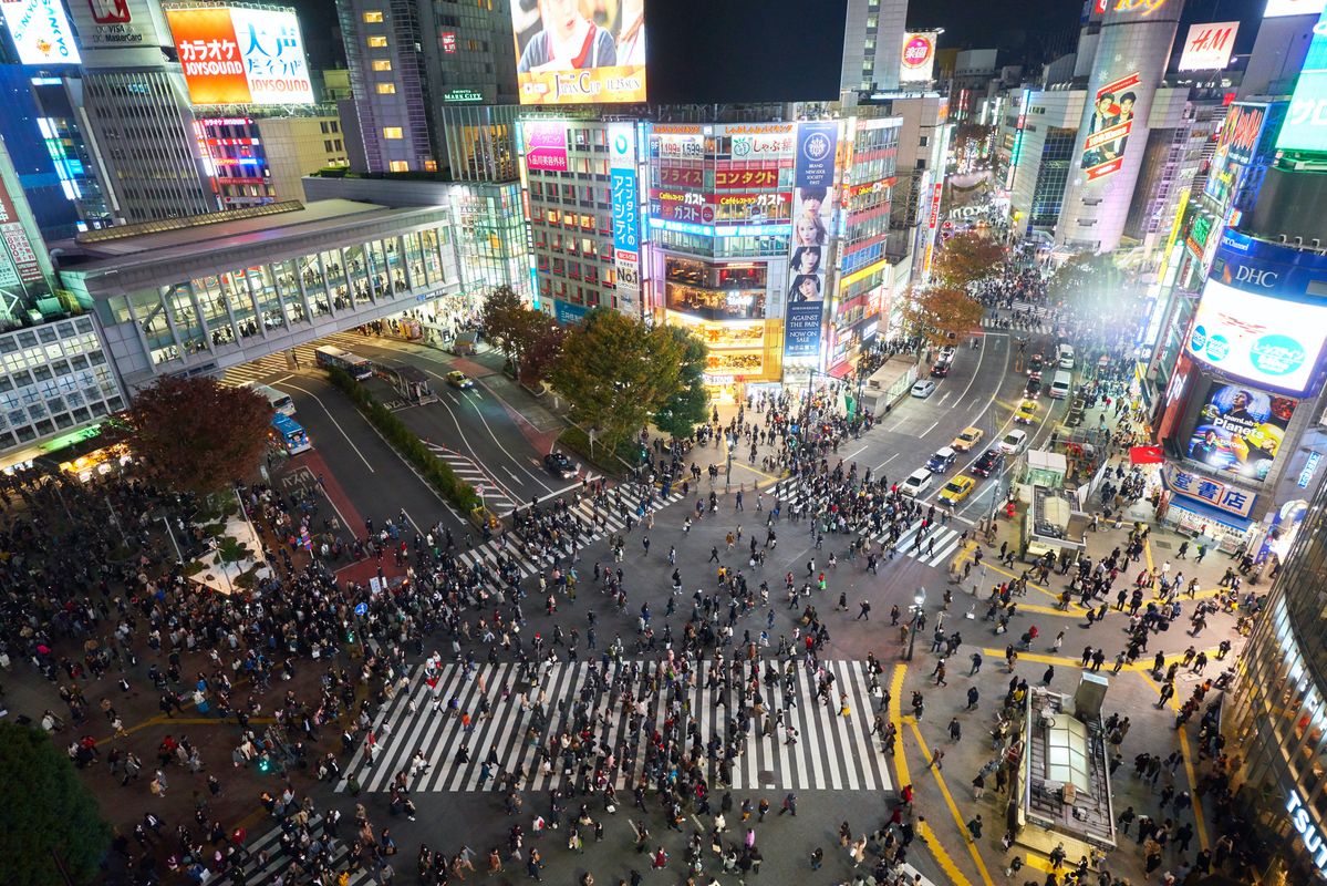 多くの人が行き交う交差点