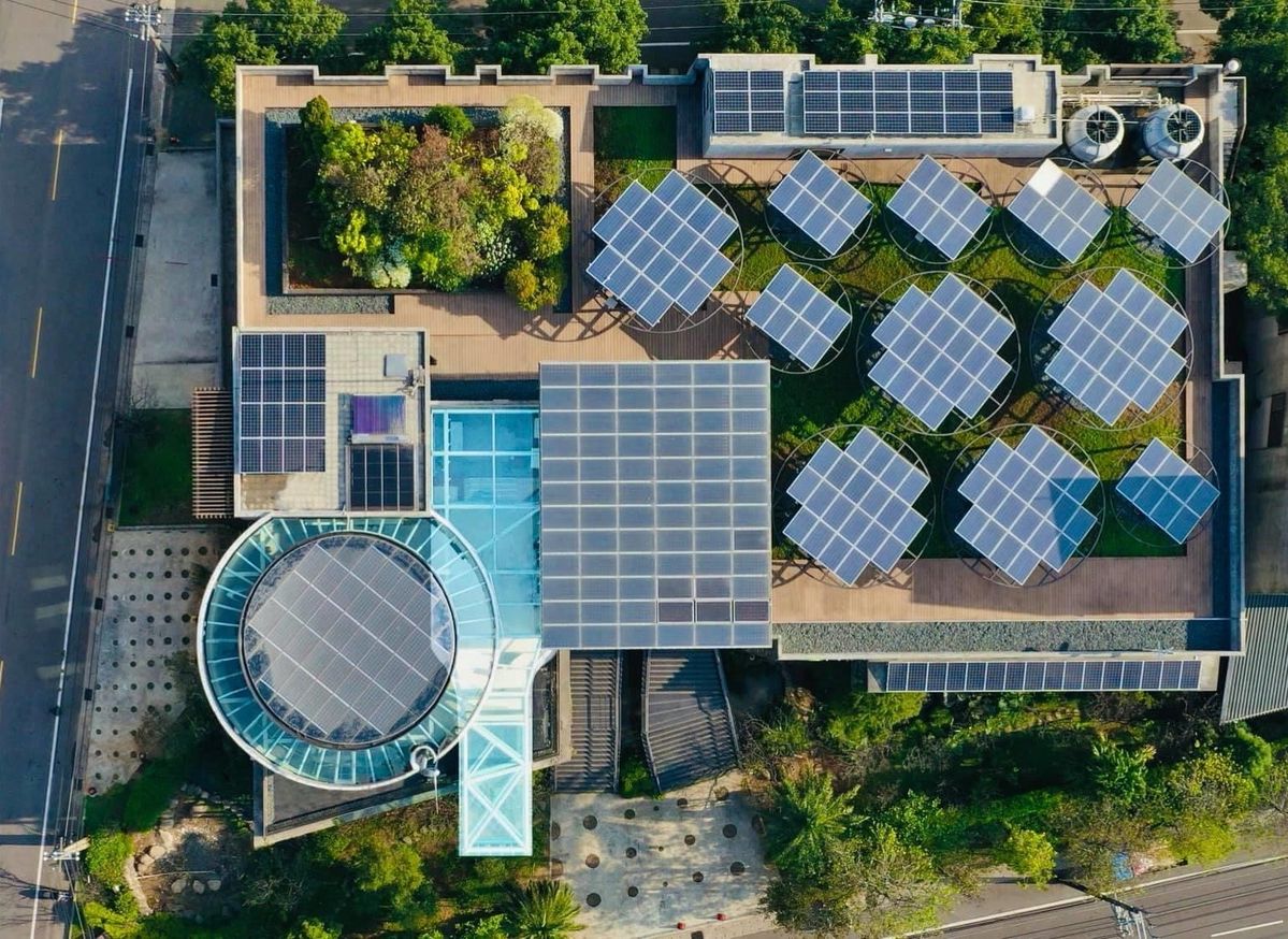 台湾発ヘアケアブランド「O’rigt（オーライト）」の本社ビルにある太陽光パネル