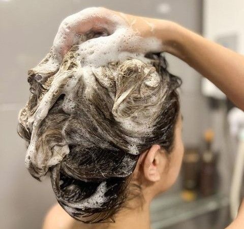 「カフェインシャンプー」の使用中