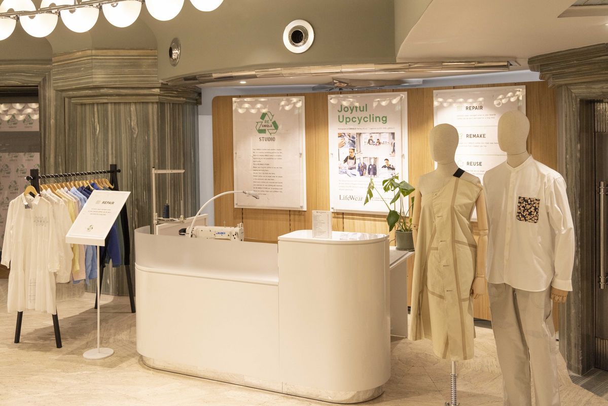 ロンドンにあるユニクロのリージェントストリート店にできたリペア&リサイ「RE.UNIQLO STUDIO」のカウンター