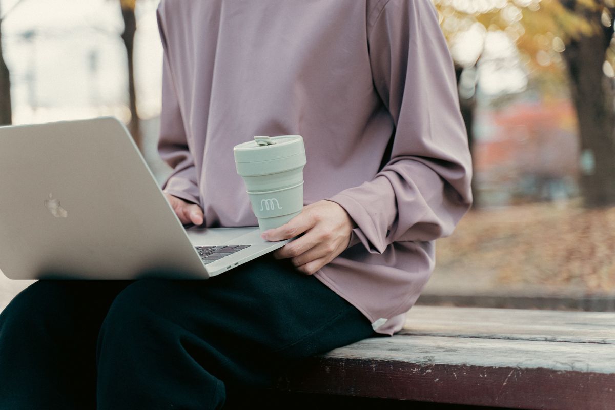 ジュースを片手に仕事をする人