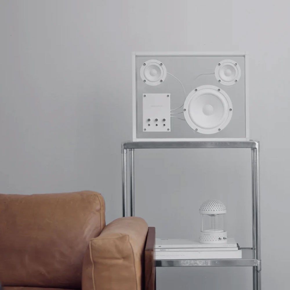部屋に置かれたTRANSPARENT Speaker