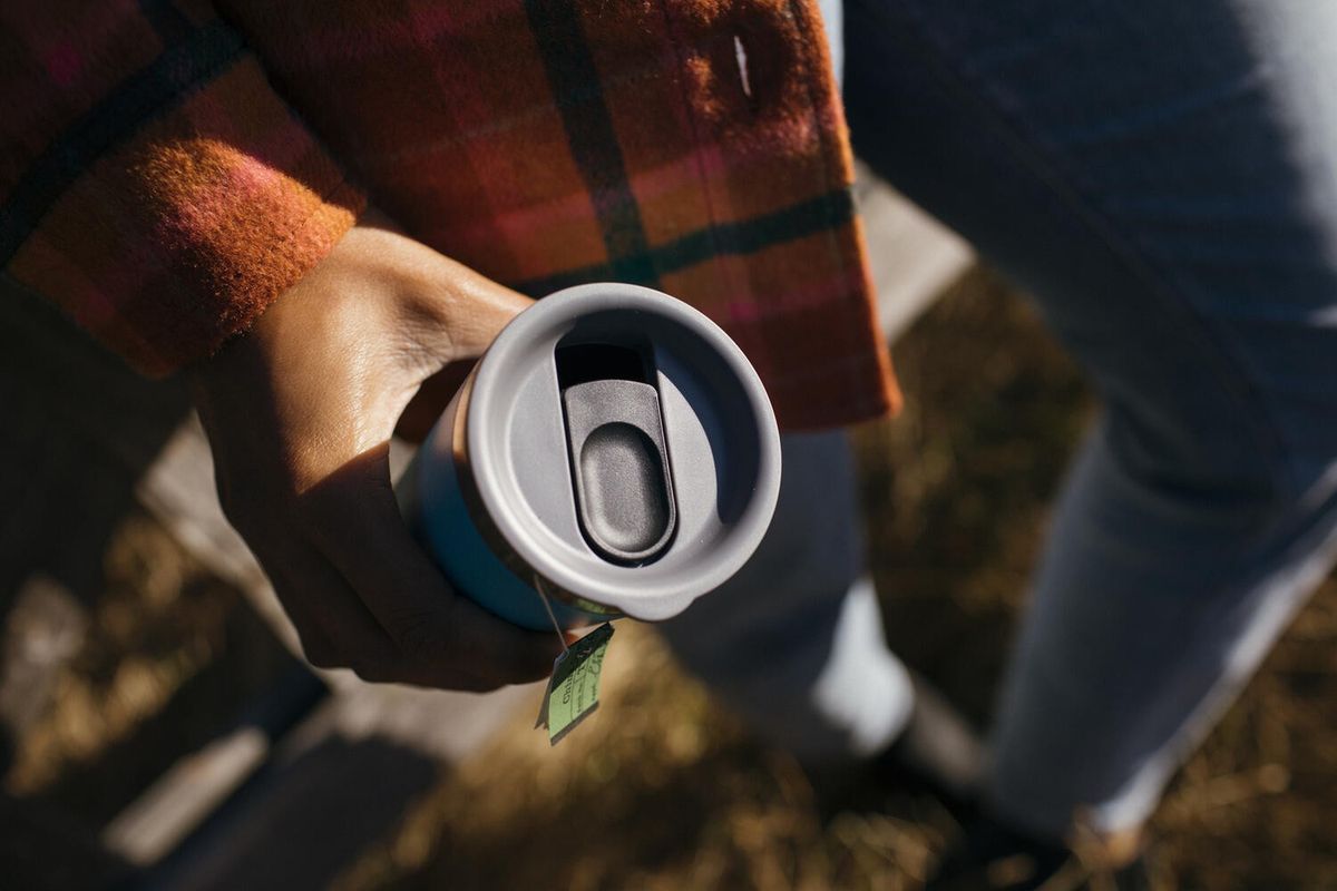 アウトドアでおしゃれでエコなタンブラーを手にしている様子