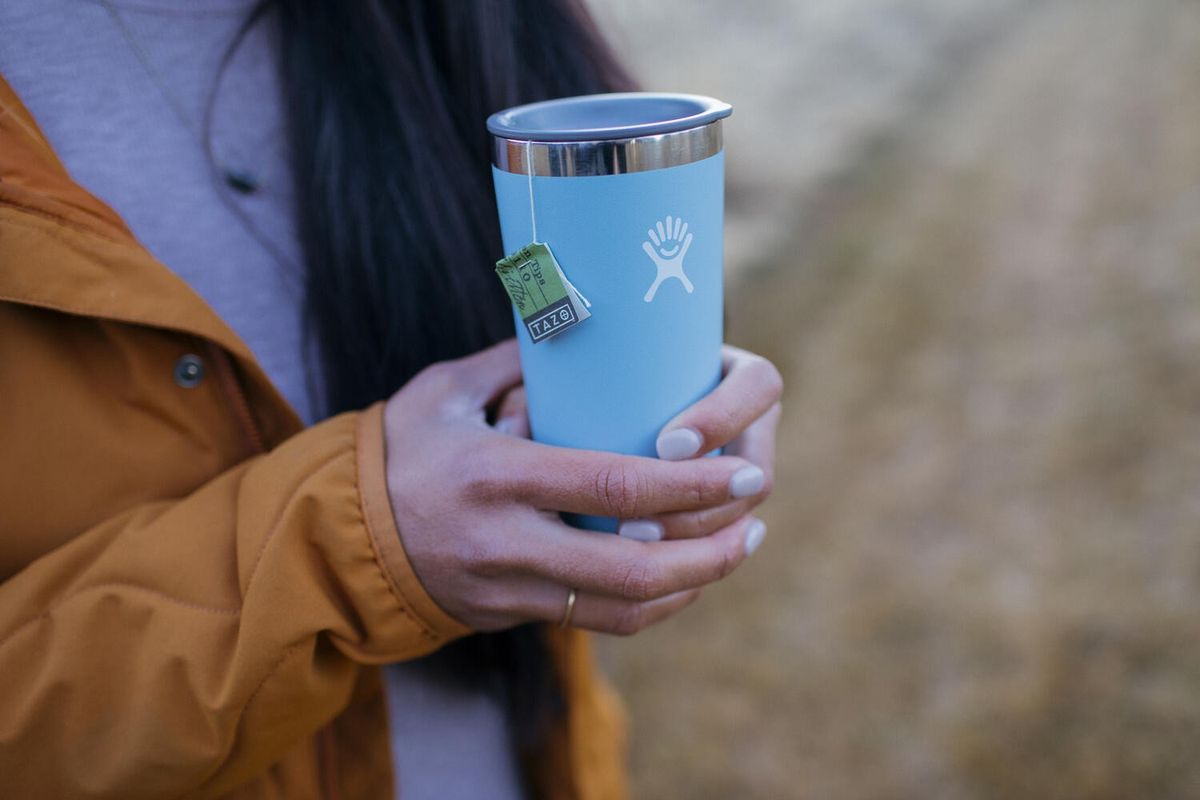 アウトドアでおしゃれでエコなタンブラーを使っている様子