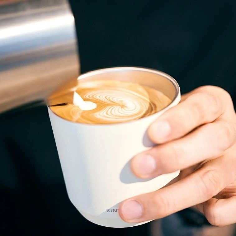 おしゃれなエコタンブラーにコーヒーを淹れる様子