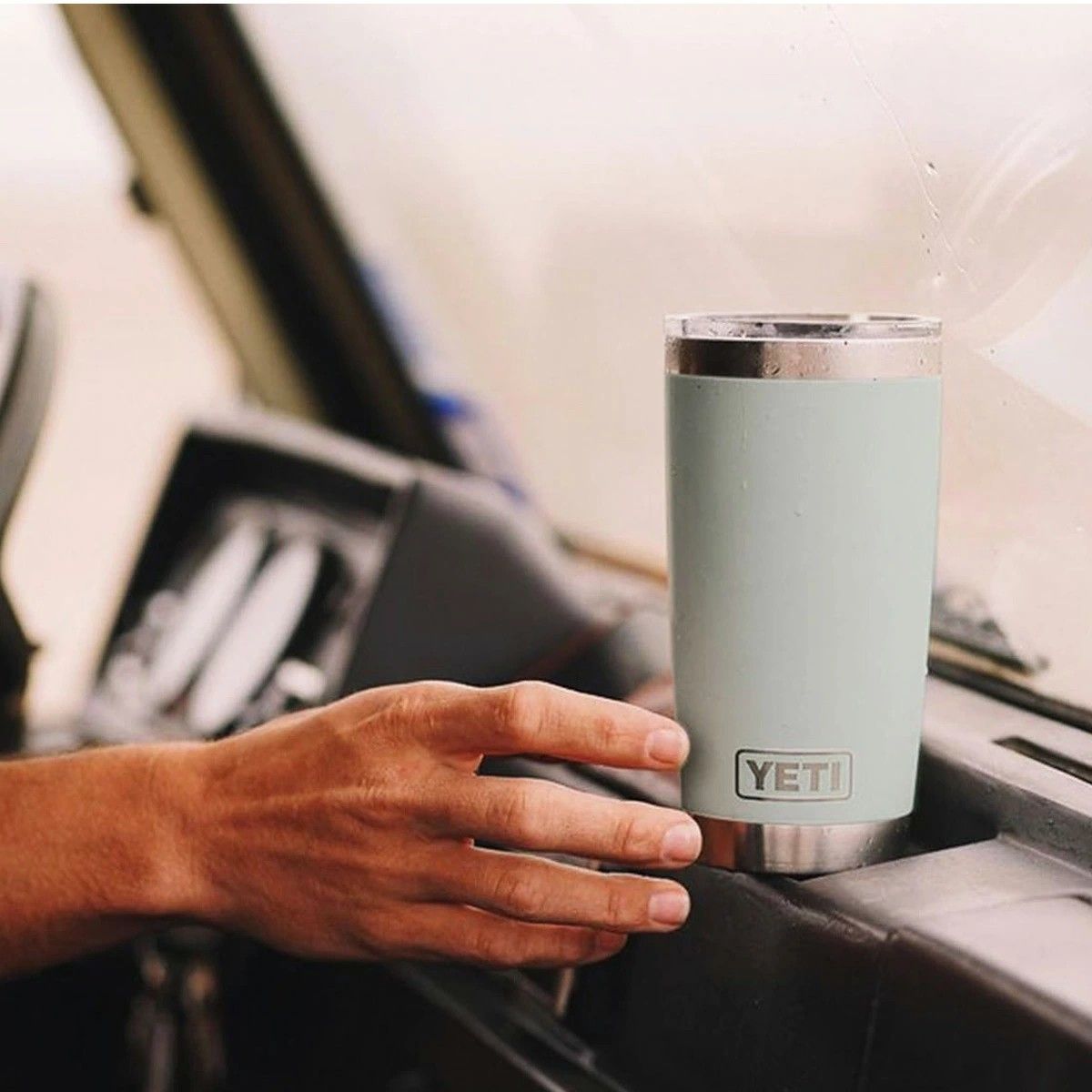 ドライブでエコなタンブラーを使っている様子