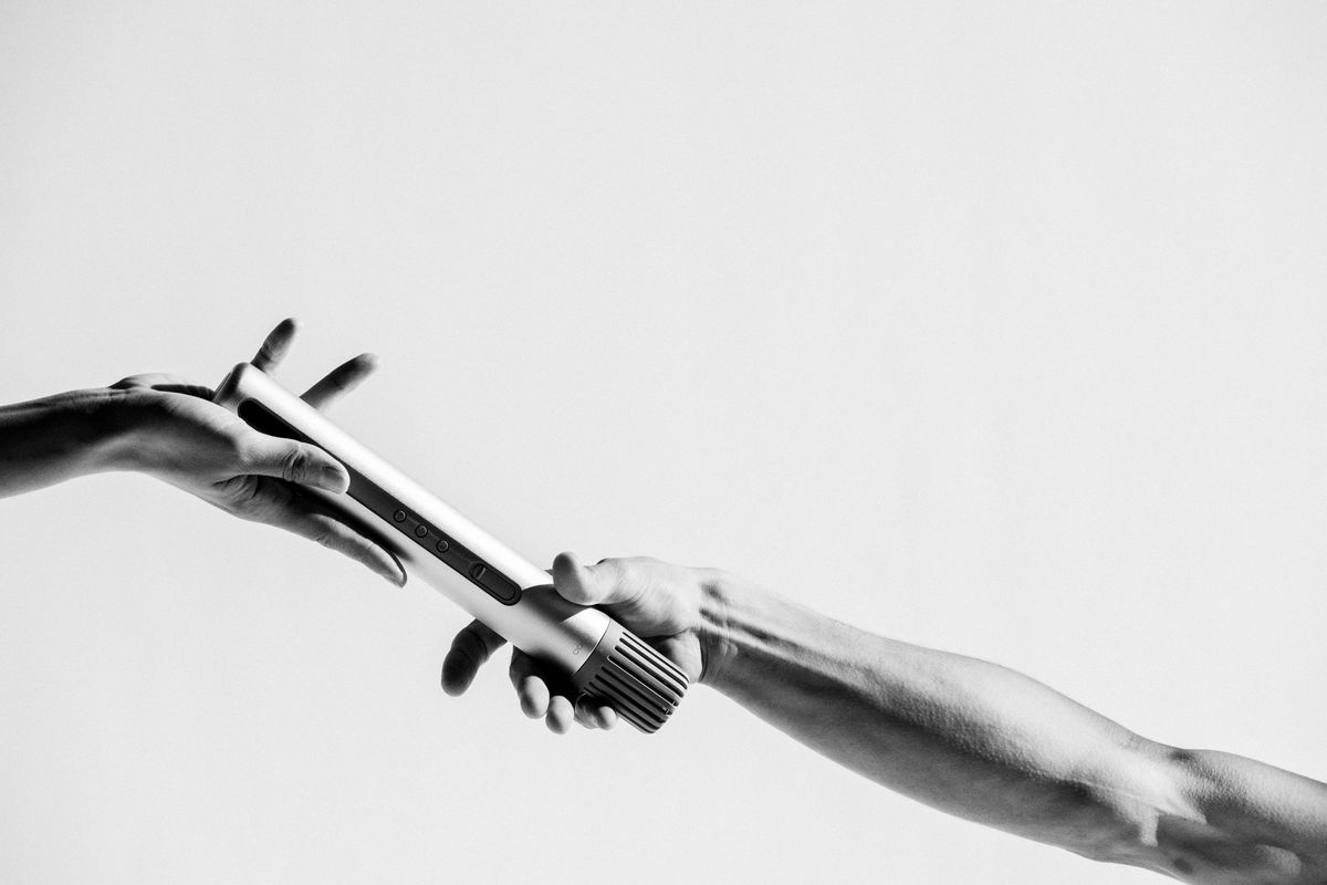 バトンのように手渡す「baton」