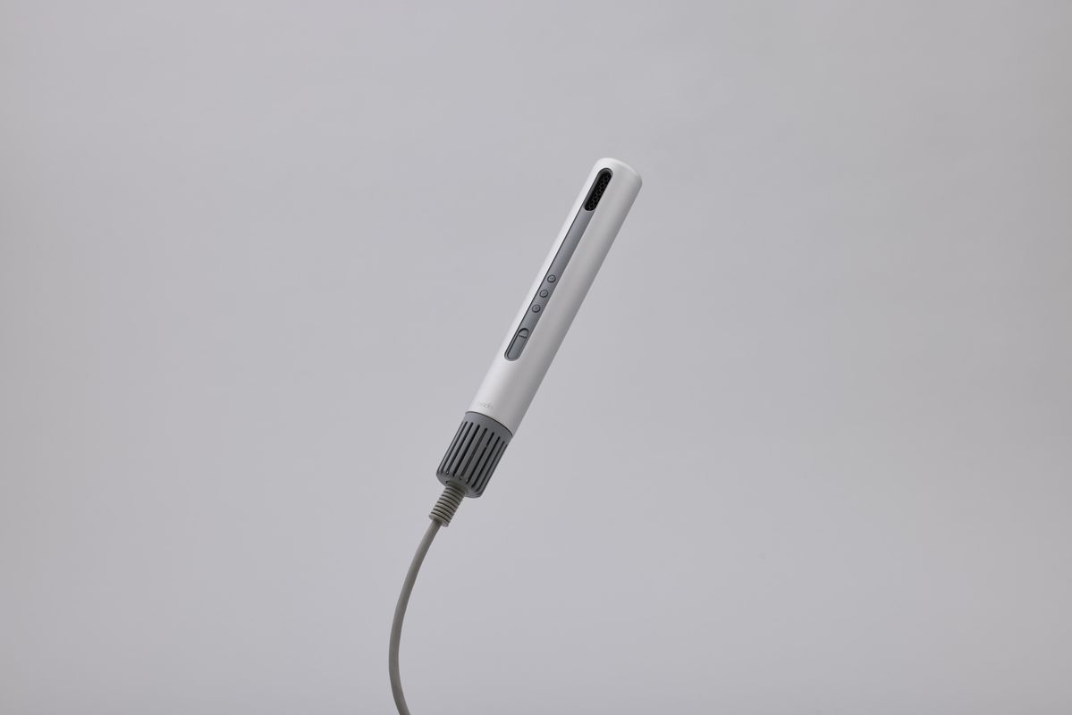 宙に浮いた「baton」