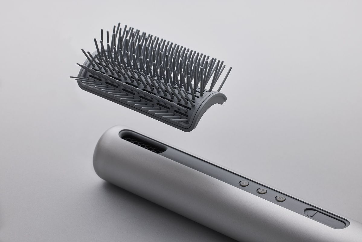 カールブラシを装着する様子