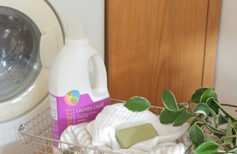 SONETTのオーガニック洗剤のボトルとタオル