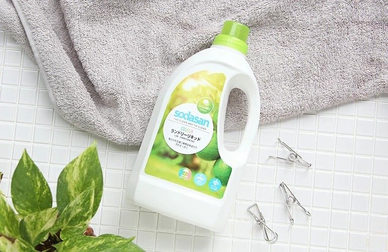 SODASAN（ソーダサン）のオーガニック洗剤のボトルとタオル