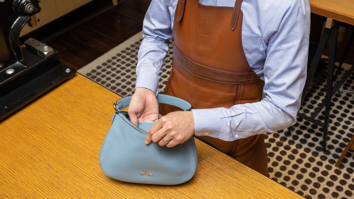 コーチバッグを査定する様子