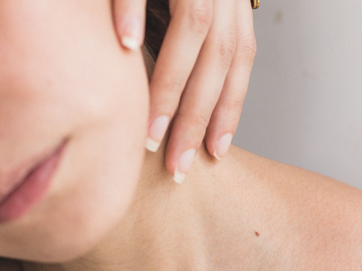 女性の顔と手と肌