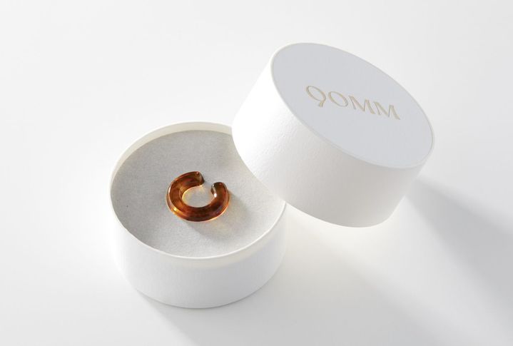 琥珀のかけらを余すことなく輝かせるサステナブルジュエリー「90MM 