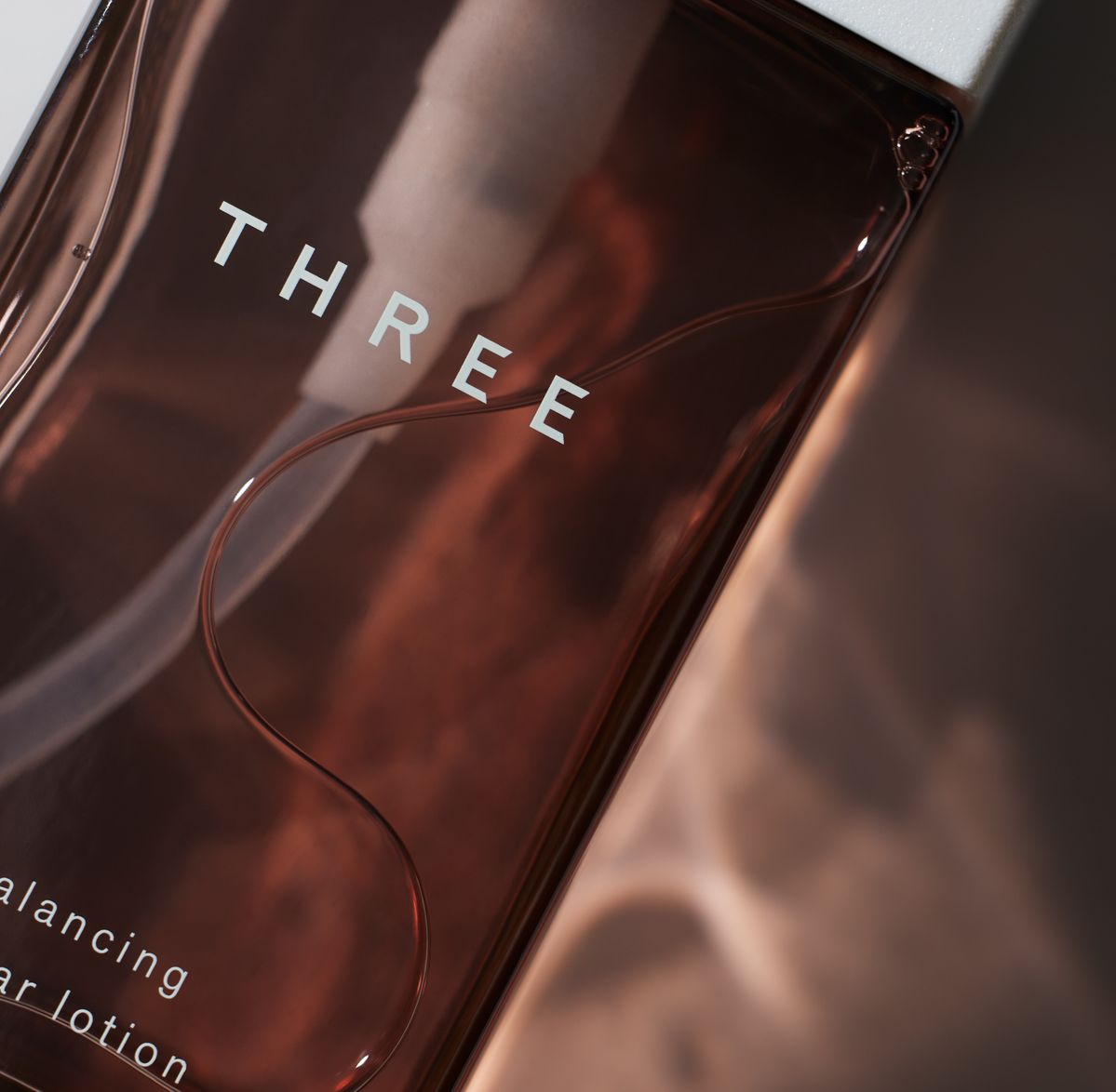 THREEのパッケージのクローズアップ