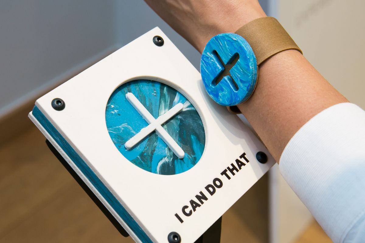 オランダ発のサステナブルなファッションに特化した博物館の館内でつけるリストバンド