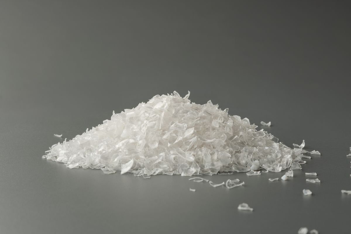 帝人の「エコペット®︎」の製造工程、フレーク状の原料