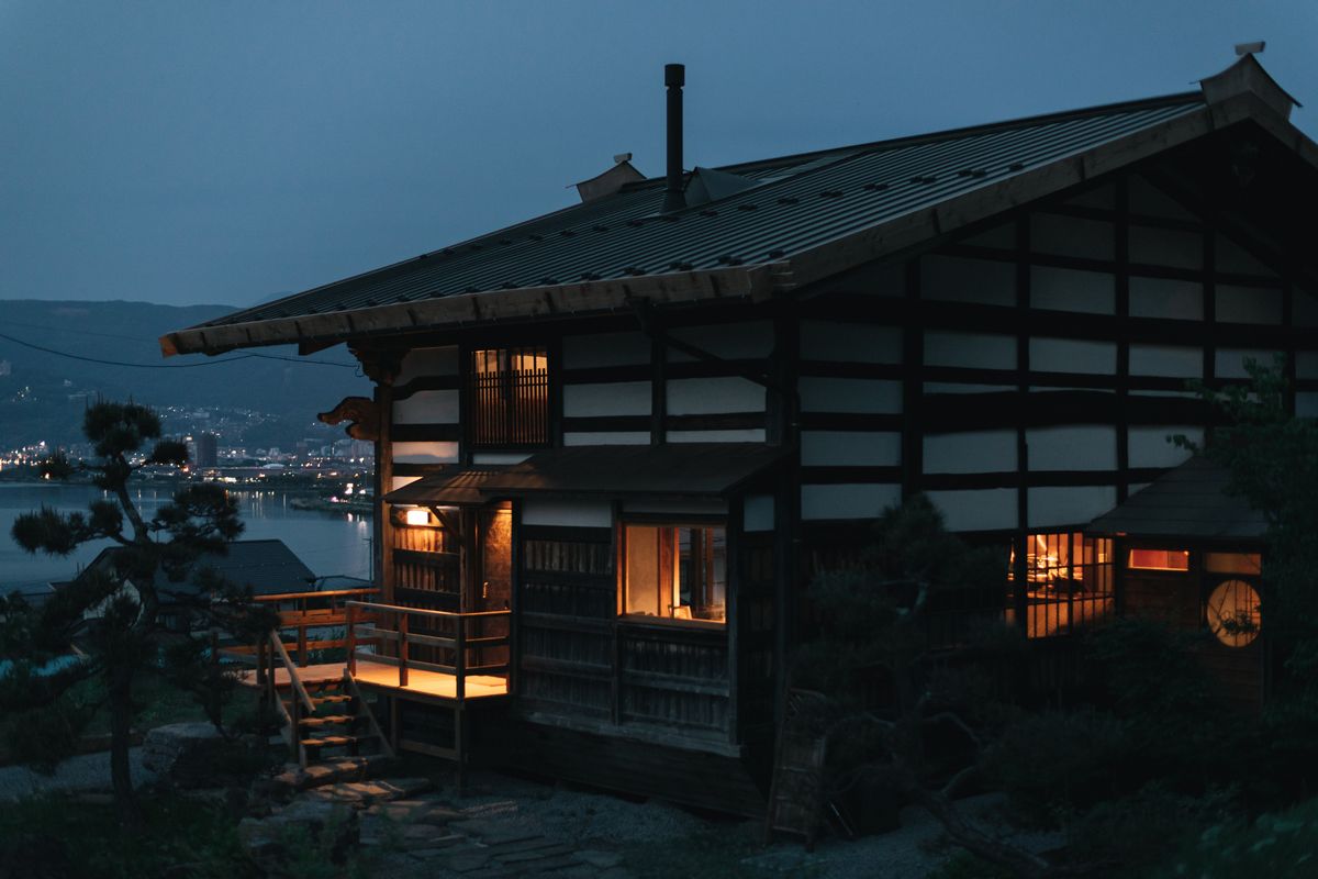 長野県岡谷市「小さな泊まれる廻舞台 mawari」