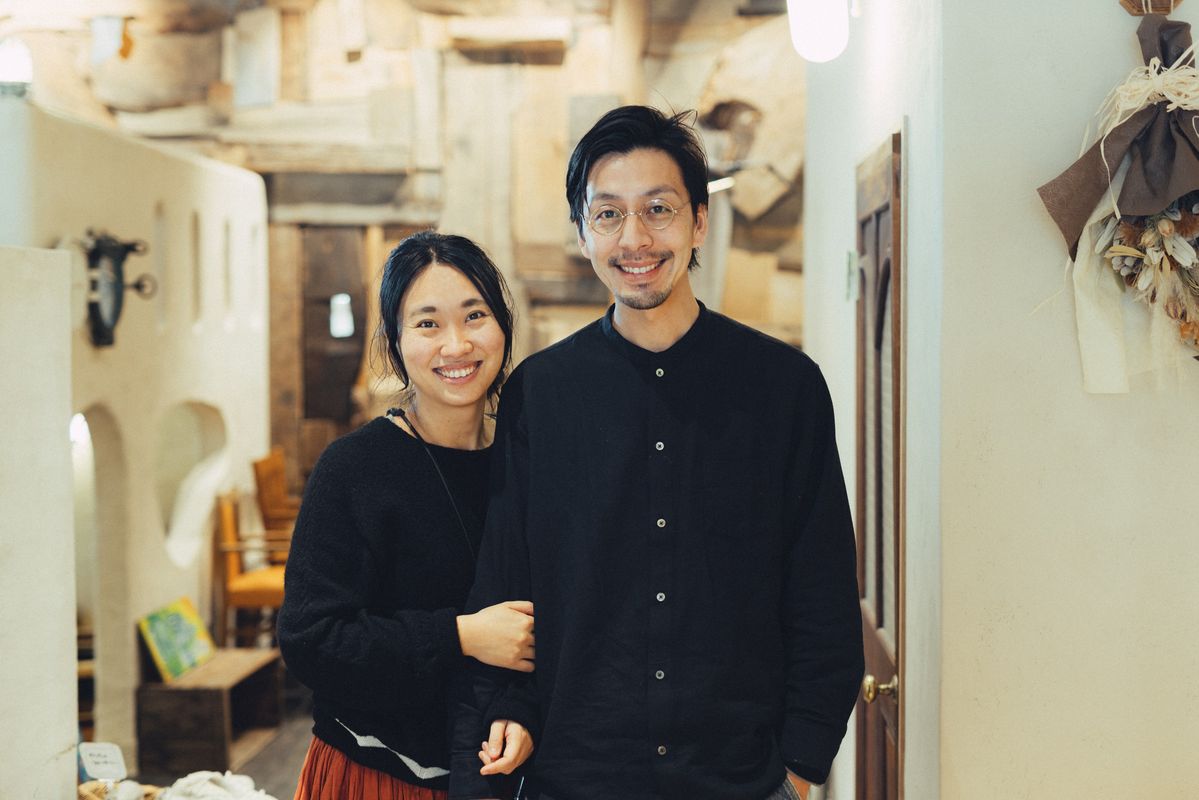 「ReBuilding Center JAPAN」代表・東野唯史さん（右）と奥さまの華南子さん（左）
