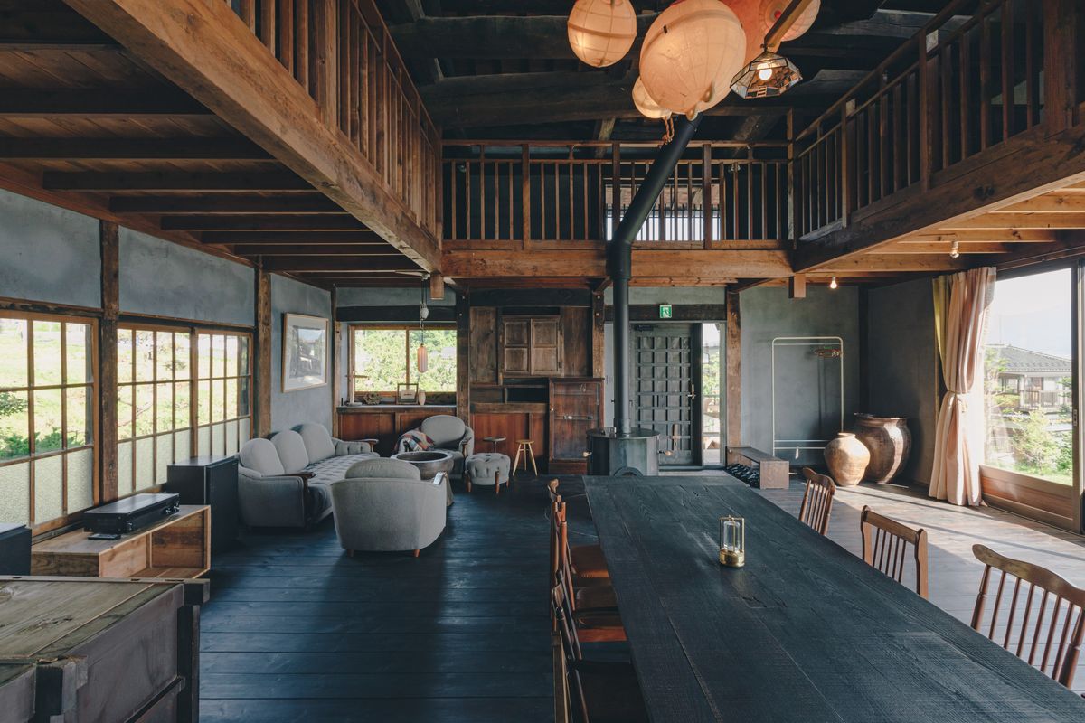 長野県岡谷市「小さな泊まれる廻舞台 mawari」