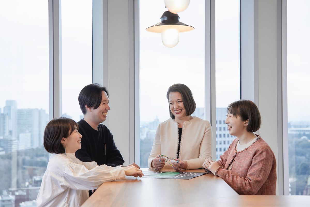 クリスティン・エドマン執行役員と社員