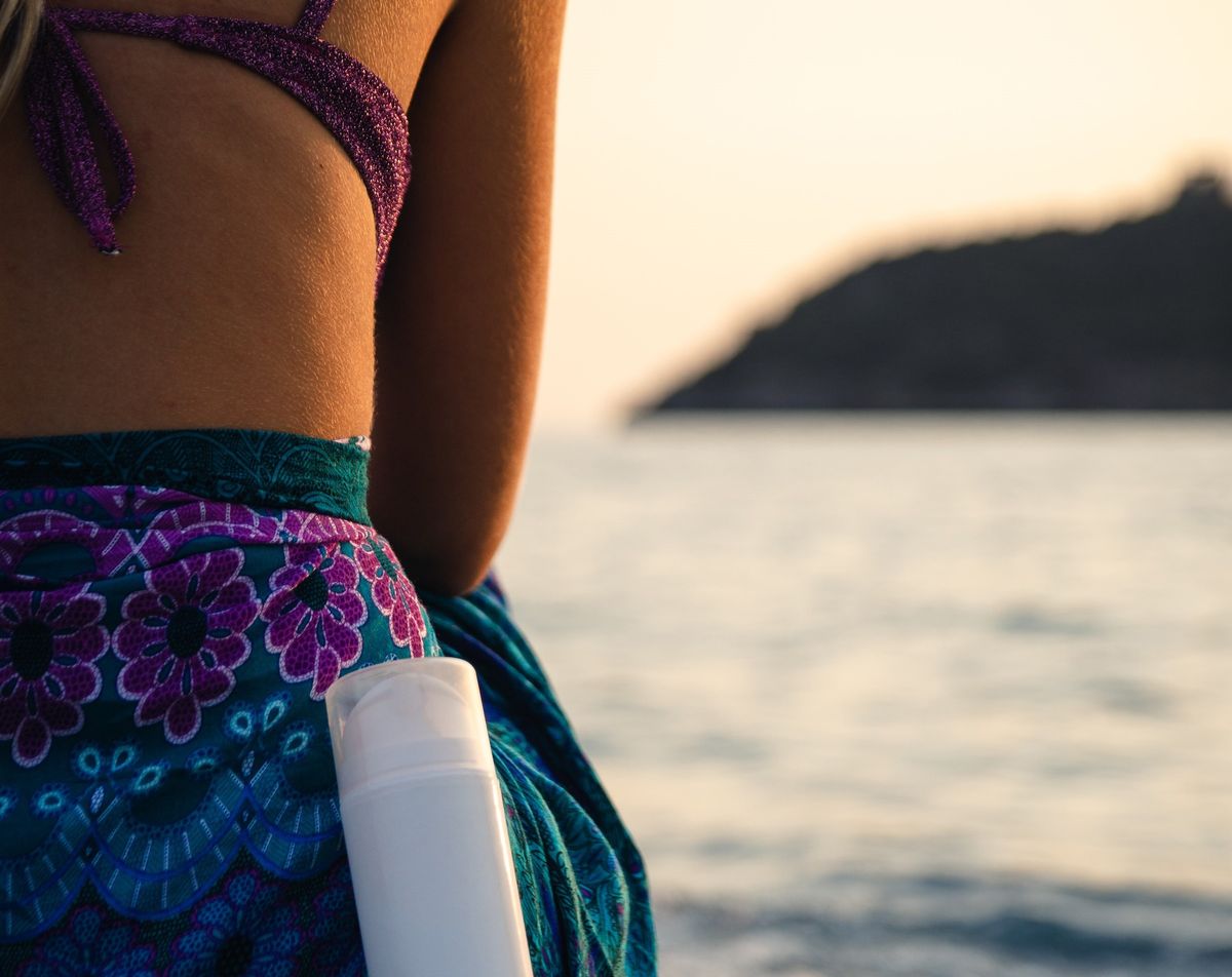 ビーチの女性と日焼け止め