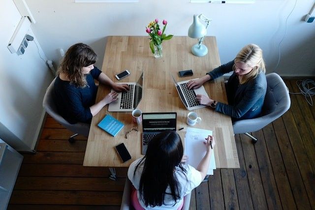 オフィスでミーティングをする3人の女性