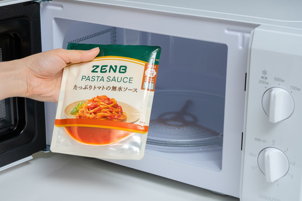 電子レンジで調理するところ