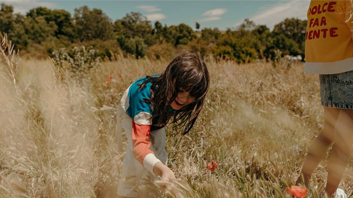 自然のなかで遊ぶ子ども