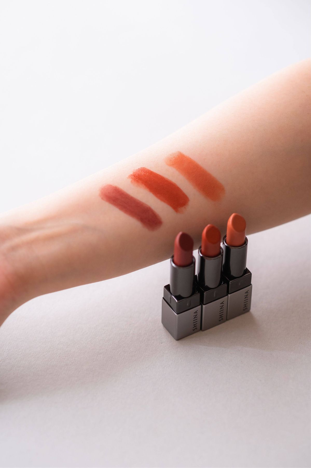 腕に付けた口紅