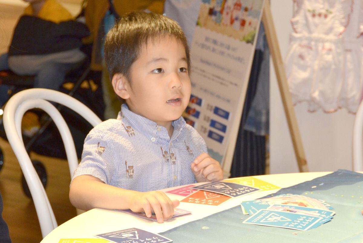 ポロ ラルフ ローレン チルドレンのストアで海洋ごみに関するゲームを楽しむ子どもたち