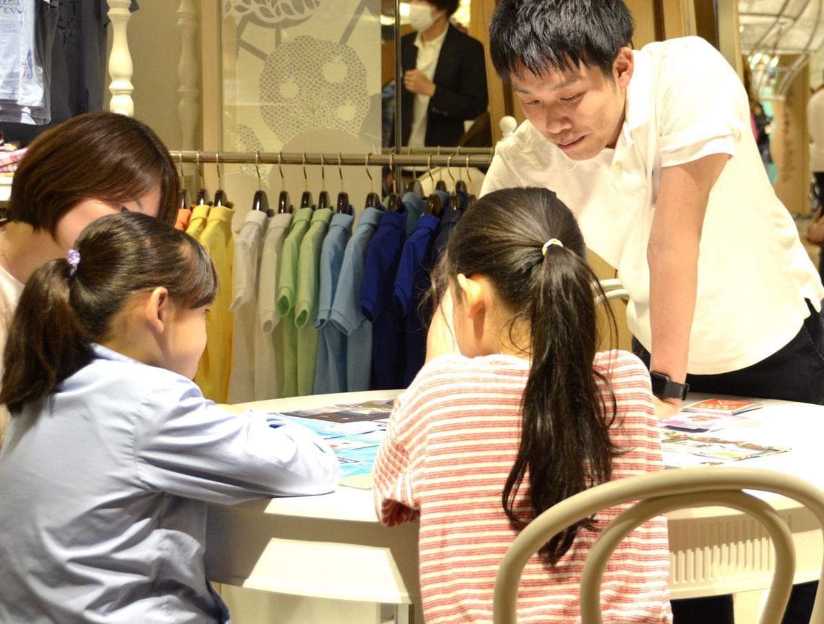 ポロ ラルフ ローレン チルドレンのストアで海洋ごみに関するゲームを楽しむ子どもたち