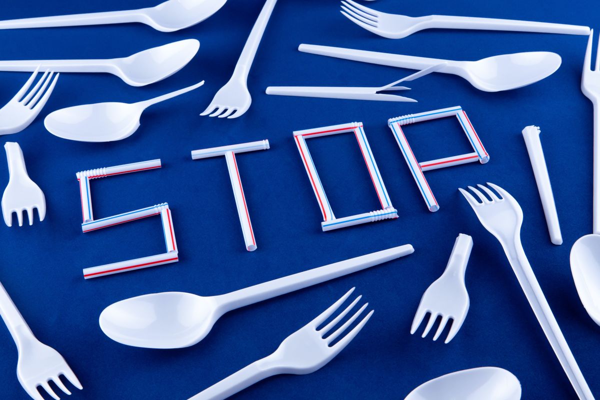 プラスチックのカトラリーとSTOPメッセージ