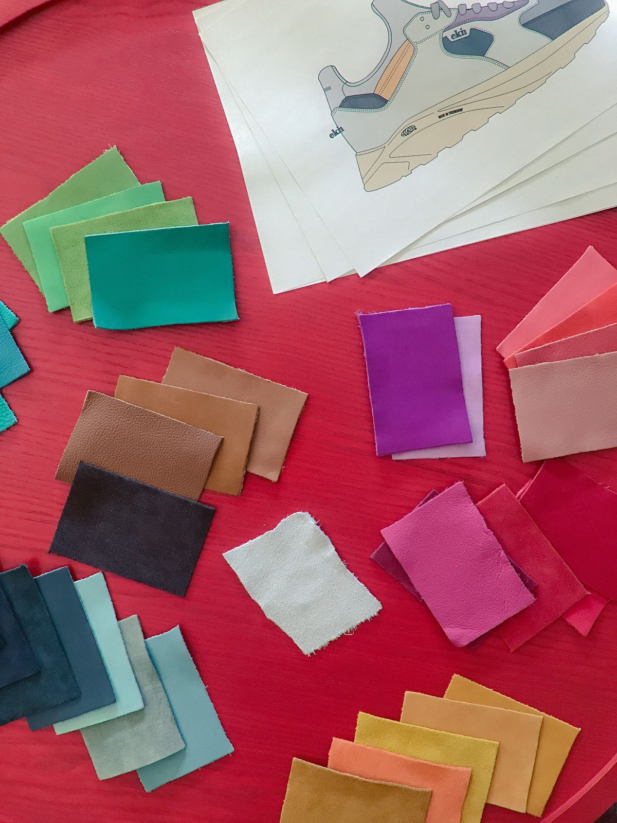 スニーカーのスケッチと生地見本