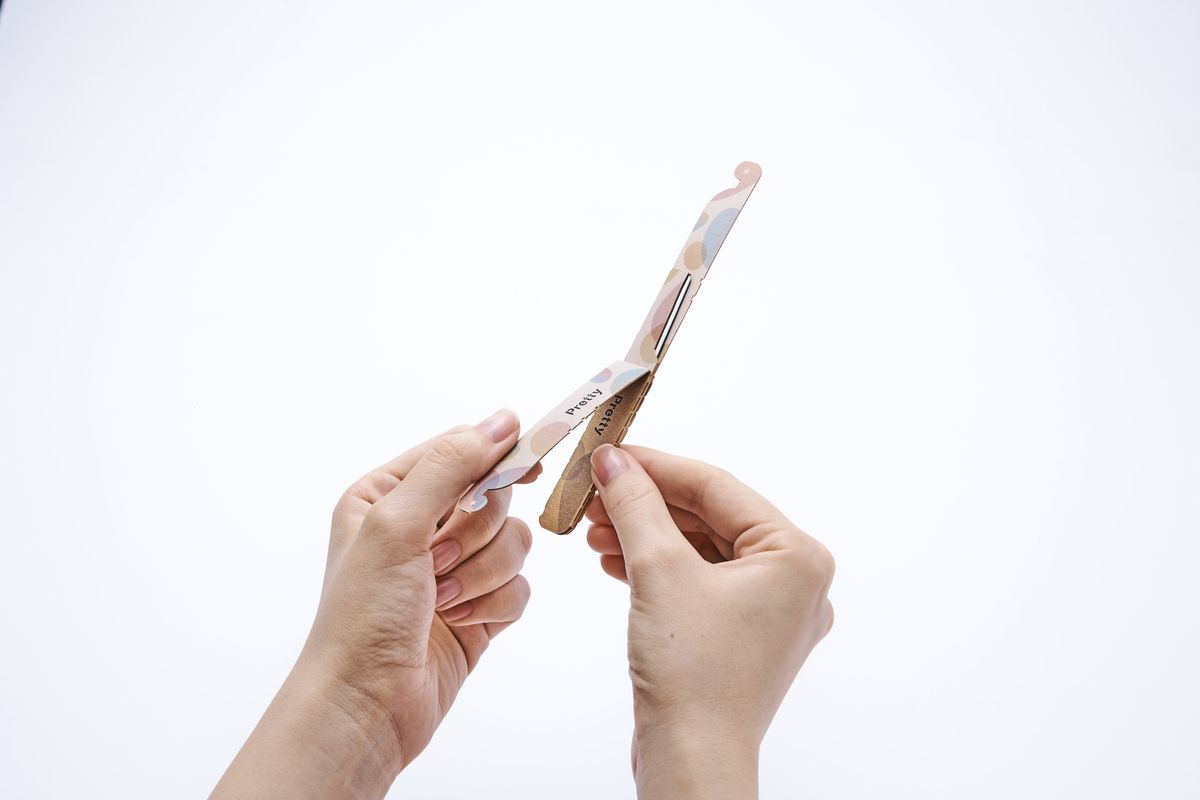 カバー部分を点線で折り返す様子