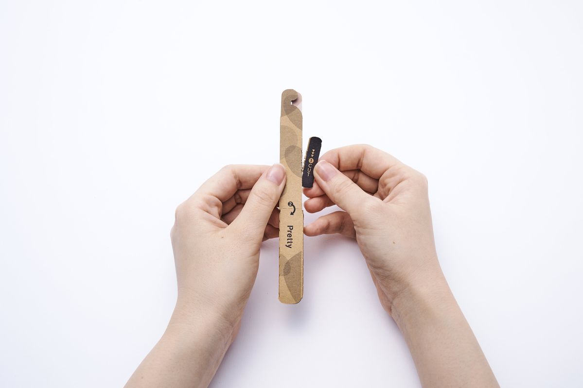 タブを切り取る様子