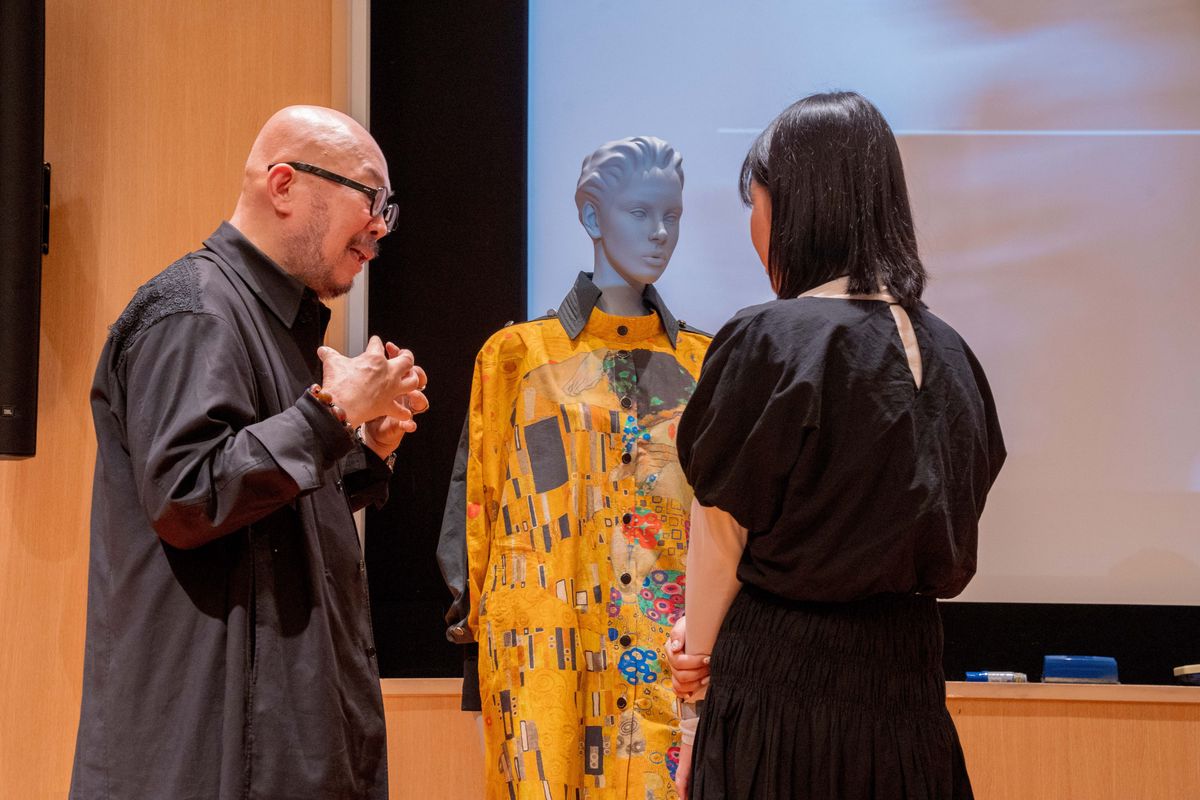 イ・サンボン氏と学生