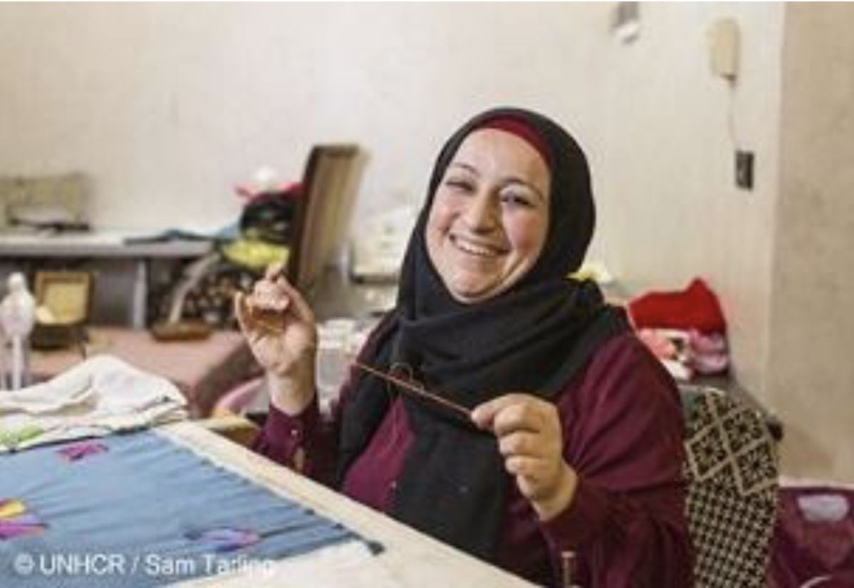 商品をつくっている女性