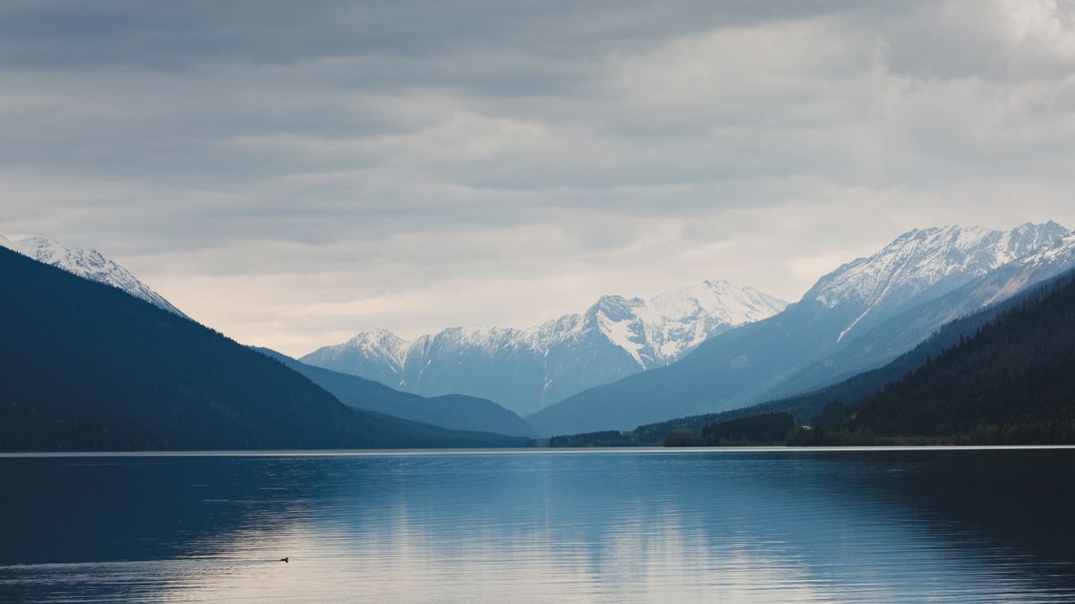 山に囲まれた湖