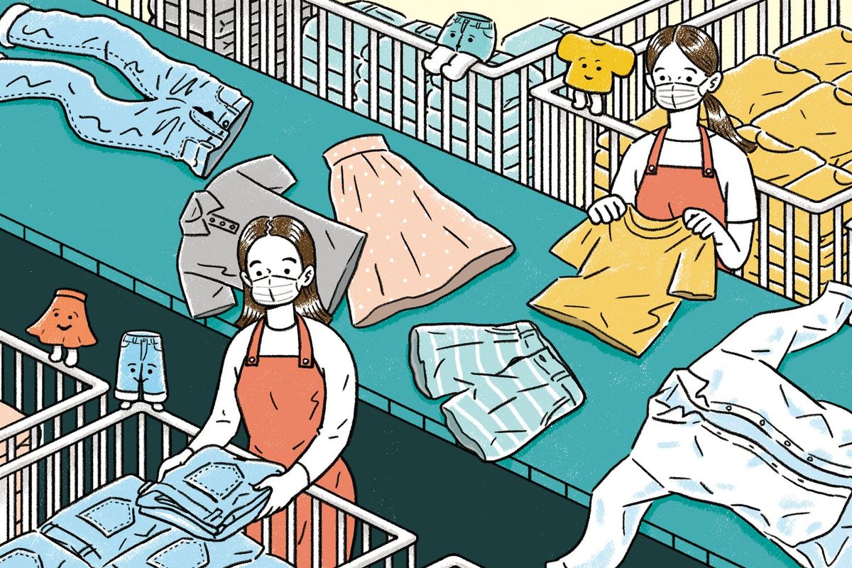 「Fiber to Fiber®」のシステムで、古着が分別される様子